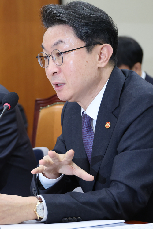 답변하는 이억원 금융위원장