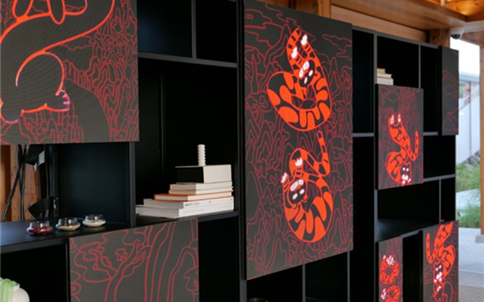 백수백복도의 '복(福)' 문양을 현대적 시각언어로 재해석한 디지털 패널이 책가도(冊架圖) 형식으로 구성되어 있다. (사진=한양대 박경민 학생)