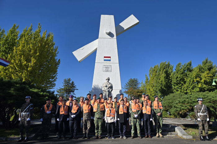 네덜란드군 참전기념비에 헌화