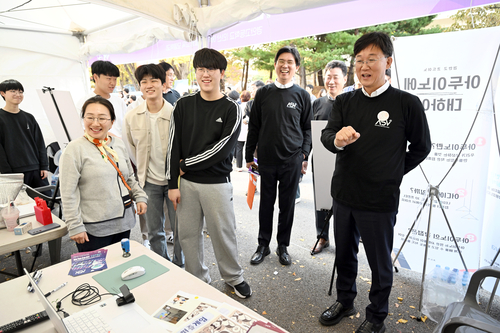 이민근 안산시장(오른쪽 첫번째) 2024년 11월7일 한양대 ERICA캠퍼스에서 열린 ASV과학축제 참여 부스(경안고등학교 운영) 방문