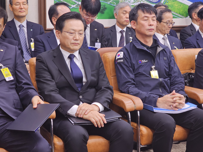 국정감사 증인 자격으로 출석한 김이배 제주항공 대표이사 사장과 이승열 항공철도사고조사위원회 조사단장이 국회 국토교통위원회 회의실에 앉아있