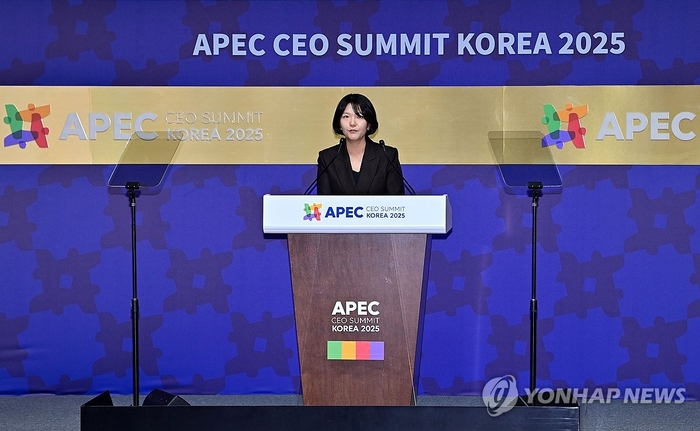 최수연 네이버 CEO가 29일 경북 경주예술의전당에서 열린 'APEC 정상회의 CEO 서밋'에서 연설을 하고 있다.