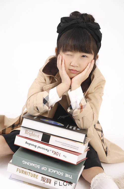 트렌치코트에 스민 가을의 고요함, 모델 이아윤