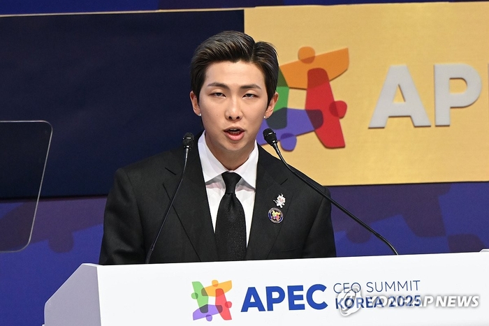 그룹 BTS의 리더 RM이 29일 경북 경주 예술의전당에서 열린 '2025 APEC CEO 서밋'에 참석해 K-팝을 주제로 연설하고 있다.