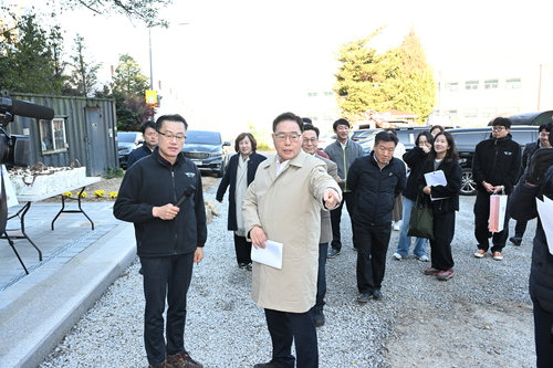 강수현 양주시장(오른쪽) 28일 천보산 산림욕장 내 산책로 로드체킹