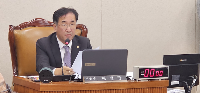 맹성규 국회 국토교통위원장이 종합 감사를 진행하고 있다. 사진=박규빈 기자