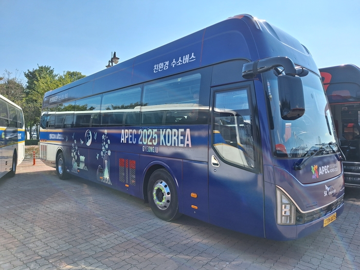 SK이노베이션이 'APEC CEO 서밋' 행사 지원을 위해 셔틀버스로 제공한 현대차 수소전기버스 이미지. 사진=여헌우 기자.