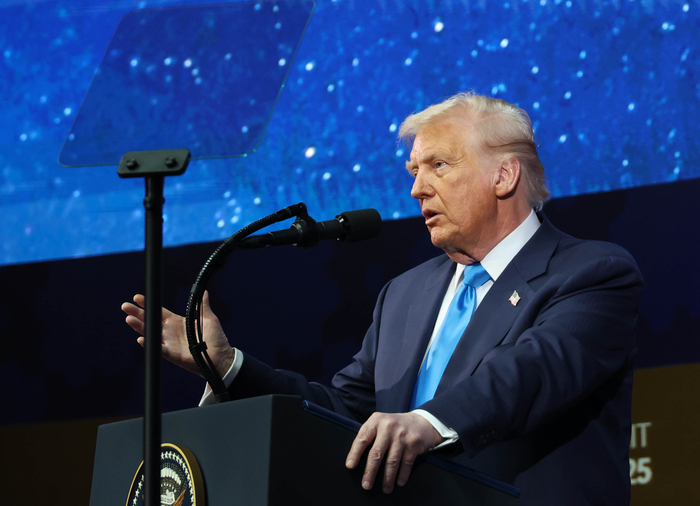 도널드 트럼프 미국 대통령이 29일 경북 경주 예술의전당에서 열린 '2025 APEC CEO 서밋' 오후 세션에 참석해 연설을 하고 있다.