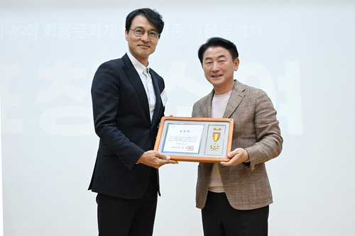 김동근 의정부시장(오른쪽) 28일 '제40회 회룡문화제 성과공유회'에서 '태조-태종 의정부행차' 참여한 배우 정의갑에게 표창 수여