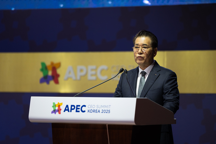 장인화 포스코그룹 회장이 회장이 30일 경주 예술의전당에서 열린 'APEC CEO 서밋' 오전 세션에서 기조연설을 하고 있다.