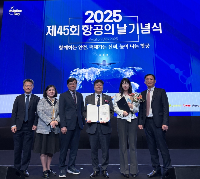 황호원 항공안전기술원장과 임직원들이 제45회 항공의 날 행사에서 국토교통부 장관 기관 표창을 받고 기념 사진을 촬영하고 있다. 사진=항공안전기술