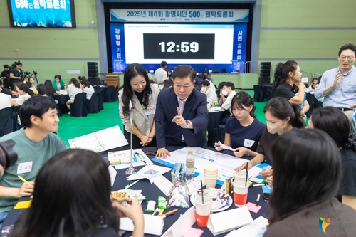 박승원 광명시장 9월 열린 '제8회 광명시민 500인 원탁토론회'에서 시민과 정책 논의