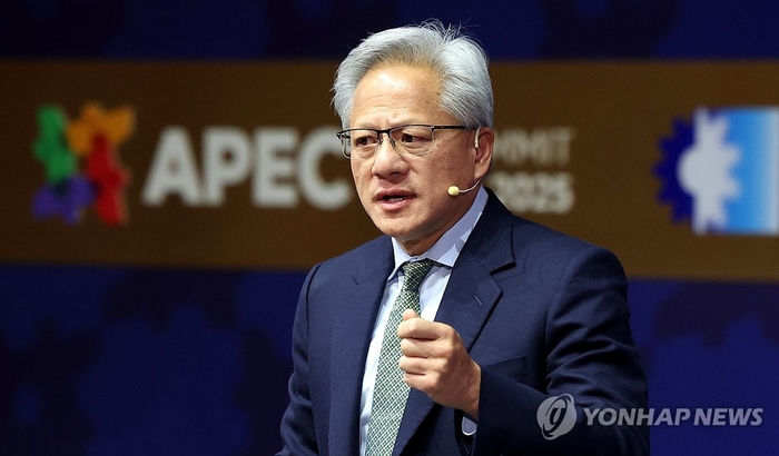 젠슨 황 엔비디아 CEO가 지난달 31일 경북 경주 예술의전당에서 열린 'APEC CEO 서밋' 특별세션에서 기조연설을 하고 있다.