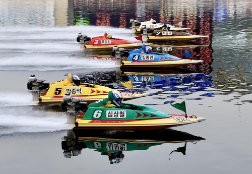 2025년 제23회 쿠리하라배 특별경정 결승전 출전 선수들 플라잉 스타트로 경주 시작