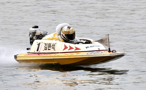 김완석 선수 2025년 제23회 쿠리하라배 특별경정에서 결승선 향해 질주