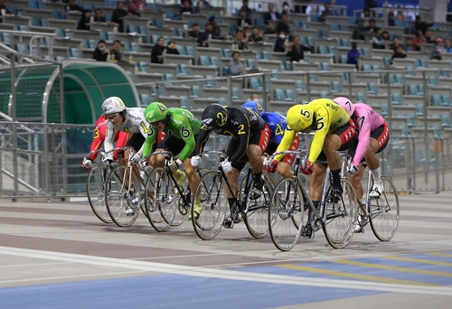 광명스피돔 특선급 경륜 경기에서 선수들 결승선 앞두고 치열한 접전 전개