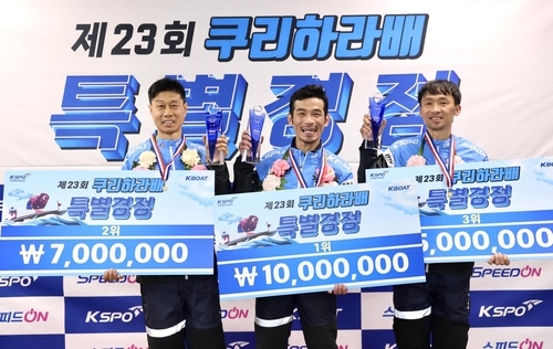 2025년 제23회 쿠리하라배 특별경정 입상 선수(왼쪽부터 2위 김종민, 1위 김완석, 3위 박종덕)
