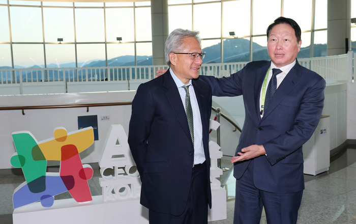 젠슨 황 엔비디아 CEO(왼쪽)과 최태원 대한상의 회장이  지난달 31일 경주 예술의전당에서 만나 면담한 뒤 기념촬영을 하고 있다.