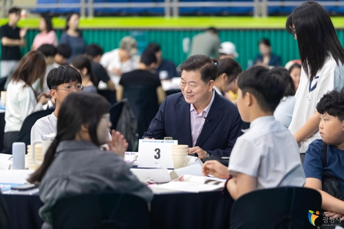 박승원 광명시장 9월 열린 '제8회 광명시민 500인 원탁토론회'에서 시민과 정책 논의