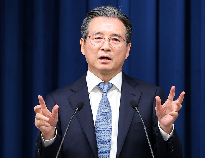 브리핑하는 김용범 정책실장