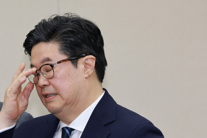 국정감사 출석해 의원 질의 듣는 김병주 회장