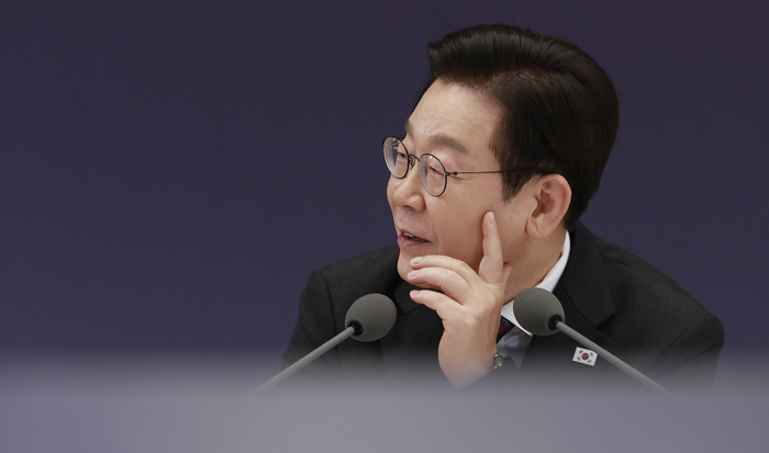 참석자 발언 듣는 이재명 대통령