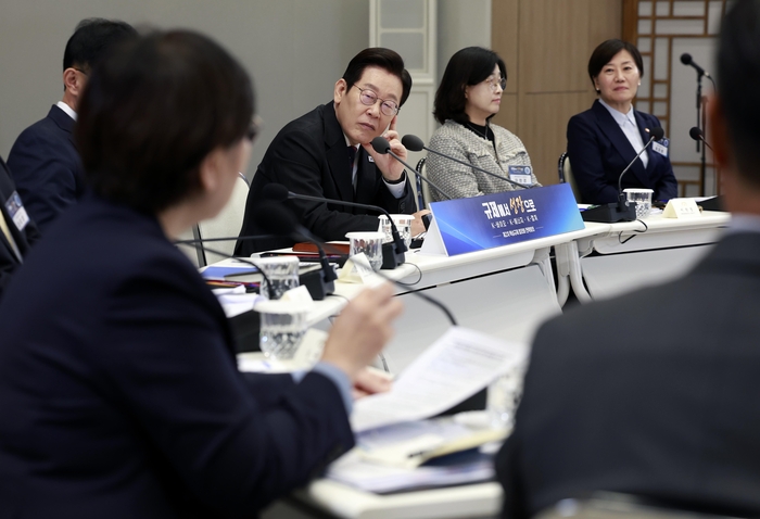 이재명 대통령, K-바이오 규제 토론 주재