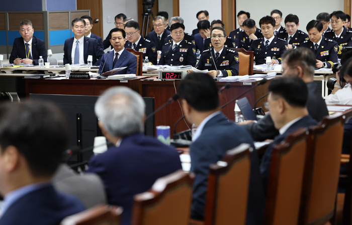 질의 답하는 유재성 경찰청장 직무대행