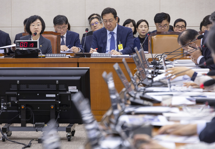 질의에 답하는 오유경 식약처장