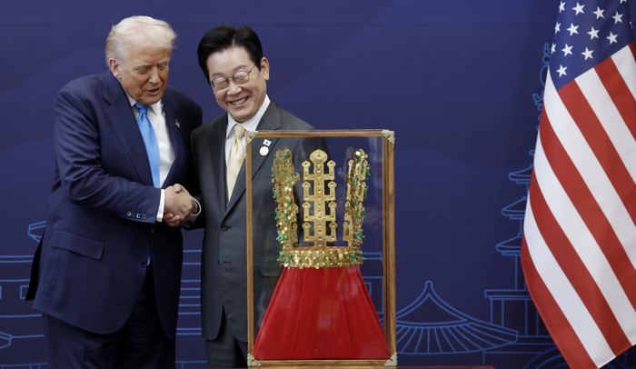 '천마총 금관 모형'과 한미 정상