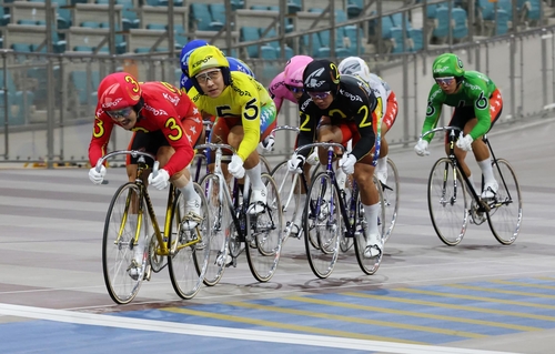 광명 광명스피돔에서 열린 경륜 경주에 출전 선수들 결승선 향해 질주