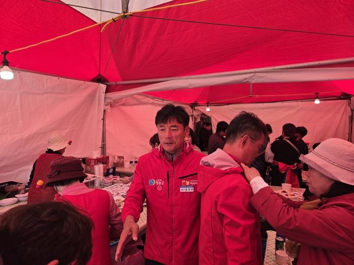 50만 인파 몰린 '청송사과축제', 오프라인·온라인 통합 대성공