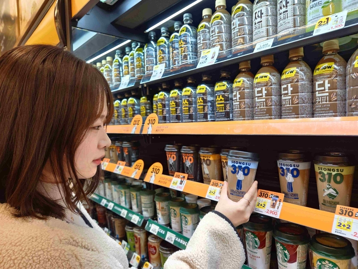 이마트24 매장에서 고객이 신규 카페 브랜드 '성수310' 컵커피 제품을 구경하고 있다. 사진=이마트24