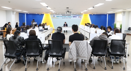 안양시 관내 외국인 대학생 제8회 헬로 안양 팸투어 참여한 뒤 31일 시청 3층 상황실에서 열린 간담회 참석