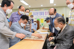 KDI "미래세대에 너무 부담…노인 기준 만74세로 높이자"