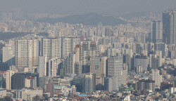 ‘금리급등 여파’…주택대출 갚는데 월 소득 60% 쏟아붓는다