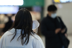 미세먼지·자외선 때문에라도 마스크 해제 NO? "폐손상 유발 성분"
