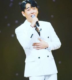 ‘과거사 논란’ 황영웅, ‘불타는 트롯맨’ 하차 결정