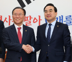 여야 원내대표, 입법협상 교착상태 돌파구 찾을까…첫 회동서 소통·협력 다짐