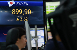 원·엔화 환율 8년만에 800원대…추가 하락 가능성은