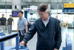 이동환 고양시장 서해선 열차탑승…일산역 개통첫날