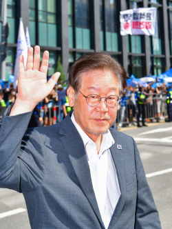 소환길 지지자들에 손 흔든 이재명 "北 800만달러는 정당하거나 무관"