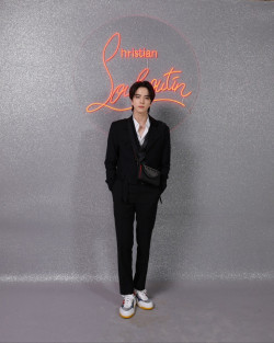 더보이즈 영훈, 파리에서도 빛나는 비주얼…루부탱 쇼 참석