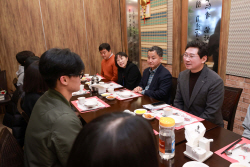 이상일 용인시장, 자립준비청년들에 반기문 전 총장 사인 담긴 저서 전달
