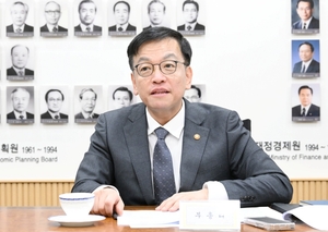 정부, ‘기름값 꼼수인상’ 주유소 현장점검…수입과일 늘리고 공공요금 동결기조