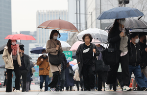 [오늘날씨 예보] 전국 황사비, 우산·마스크必…서울 등 미세먼지 ‘매우나쁨’