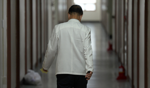 ‘마이웨이’ 가는 정부, ‘사직날’ 교수들 아직은 잠잠