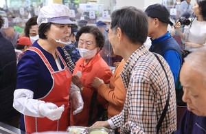 [포토뉴스] 신계용 과천시장 노인복지관 배식봉사