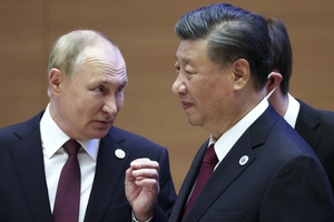美백악관, 시진핑·푸틴 포옹에 “신뢰 있는 것 아냐”