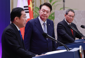 “중국, 한일과 보기 드문 회담”…외신이 주목한 한일중 정상회담